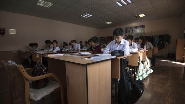 Ученики во время занятий в школе. Архивное фото - Sputnik Кыргызстан