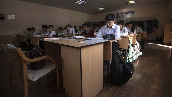 Ученики во время занятий в школе. Архивное фото - Sputnik Кыргызстан