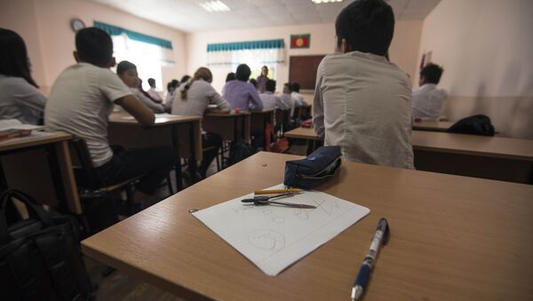 Школьники на уроке. Архивное фото - Sputnik Кыргызстан