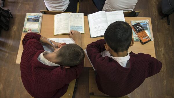 Школьники во время урока. Архивное фото - Sputnik Кыргызстан