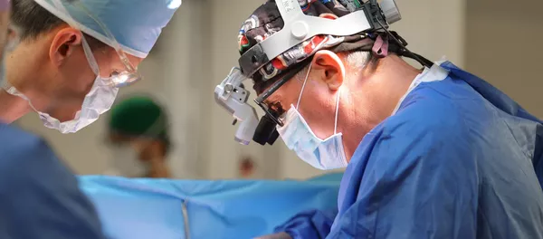 Врачи во время операции. Архивное фото Врачи во время операции. Архивное фото - Sputnik Кыргызстан