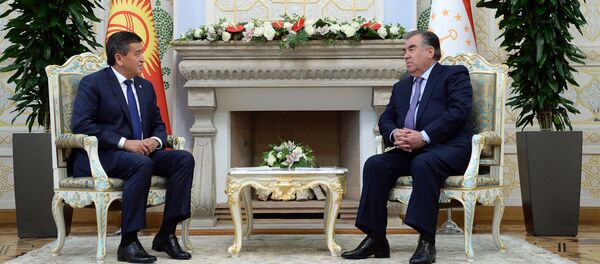 Президент Кыргызстана Сооронбай Жээнбеков во время встречи с главой Таджикистана Эмомали Рахмоном. Архивное фото Президент Кыргызстана Сооронбай Жээнбеков во время встречи с главой Таджикистана Эмомали Рахмоном. Архивное фото - Sputnik Кыргызстан