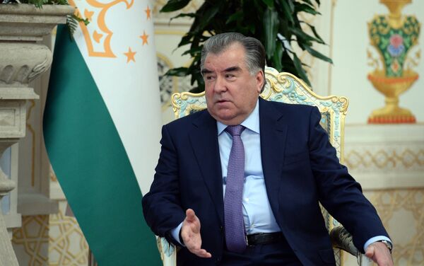 Глава Кыргызстана поблагодарил Рахмона за теплый прием и гостеприимство. - Sputnik Кыргызстан
