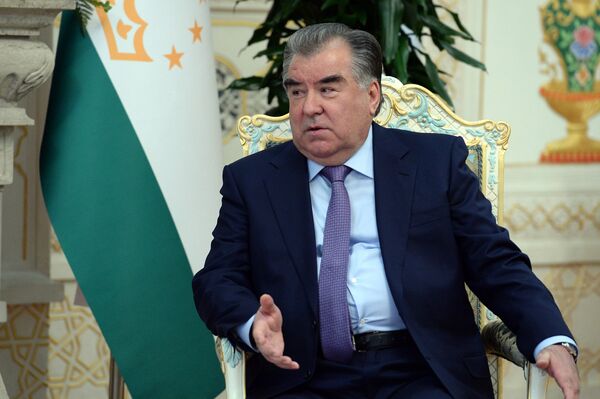 Глава Кыргызстана поблагодарил Рахмона за теплый прием и гостеприимство. - Sputnik Кыргызстан