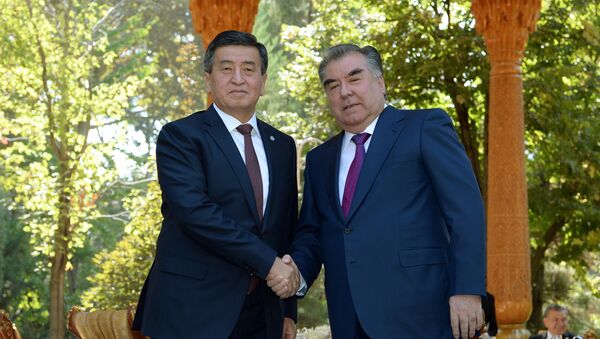 Президент Кыргызстана Сооронбай Жээнбеков с таджикистанским коллегой Эмомали Рахмоном. Архивное фото - Sputnik Кыргызстан