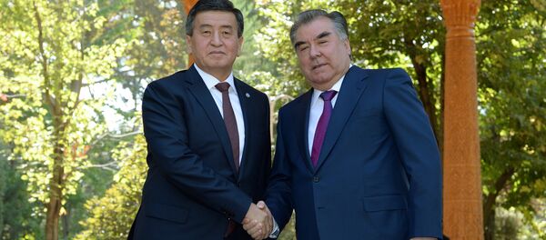 Президент Кыргызстана Сооронбай Жээнбеков с таджикистанским коллегой Эмомали Рахмоном. Архивное фото - Sputnik Кыргызстан