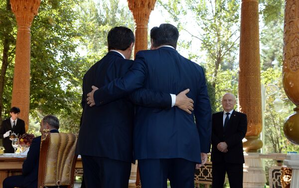 Президент Кыргызстана Сооронбай Жээнбеков с таджикистанским коллегой Эмомали Рахмоном на официальной церемонии встречи и совместного фотографирования в Душанбе - Sputnik Кыргызстан