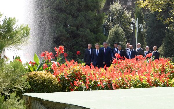 После официальной церемонии встречи и совместного фотографирования лидеры стран Содружества отправились на заседание саммита глав государств СНГ в узком составе. - Sputnik Кыргызстан