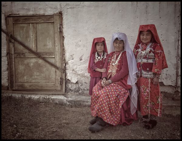 Фотосъемка кыргызской традиционной одежды в Иссык-Кульской области - Sputnik Кыргызстан