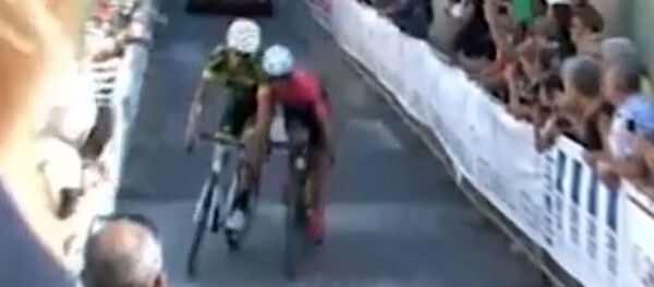 Велогонщики, проехав 130 км, жестко схлестнулись на финишной линии — видео Велогонщики, проехав 130 км, жестко схлестнулись на финишной линии — видео - Sputnik Кыргызстан