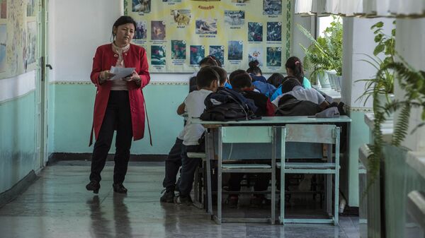 Учитель во время урока в школе в Чуйской области. Архивное фото - Sputnik Кыргызстан