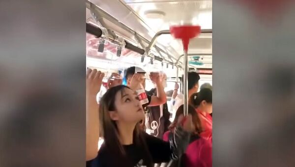 Как пассажирка решила проблему нехватки поручней в автобусе — смешное видео - Sputnik Кыргызстан