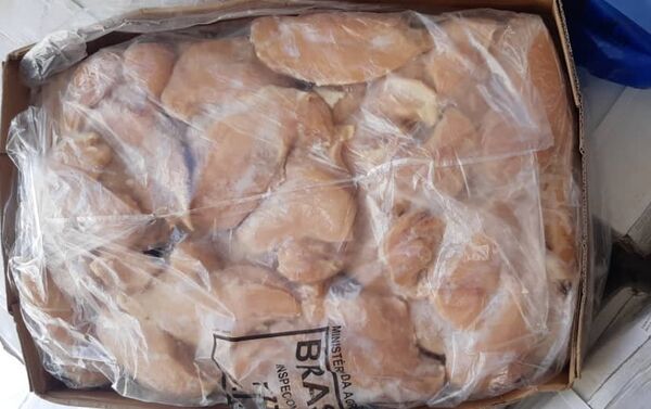Сотрудники Госкомитета национальной безопасности и Государственной таможенной службы выявили факт незаконного ввоза в Кыргызстан мяса птицы - Sputnik Кыргызстан