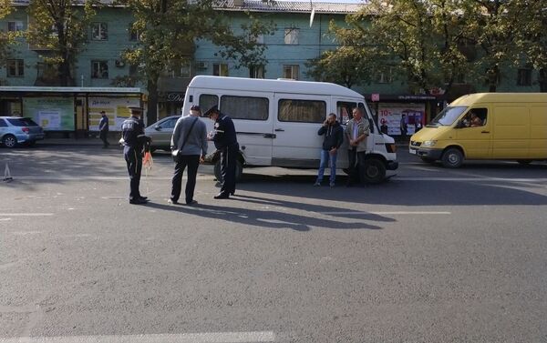 Бишкектин борборунда Mercedes-Benz үлгүсүндөгү жүк ташуучу микроавтобус Бишкек ШИИБ ЖКККБдин инспекторун коюп кетти - Sputnik Кыргызстан