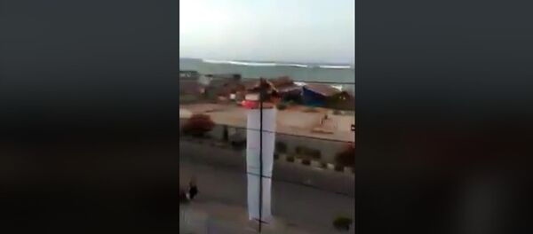 Люди в панике убегают от цунами — шокирующее видео из Индонезии - Sputnik Кыргызстан