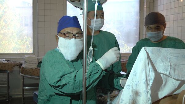 Чаалыкпаган хирург 91 жашта! Күн сайын операция жасаган Мамакеев видеодо - Sputnik Кыргызстан