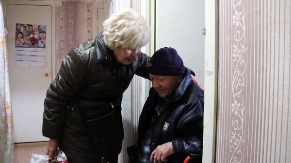 Отдала волонтерству 61 год — удивительная история бишкекчанки. Видео - Sputnik Кыргызстан