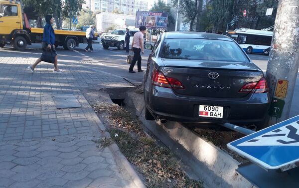 В Бишкеке столкнулись автомобили марок Toyota Avalon и Lexus GX 470, после чего одно из авто снесло дорожный знак - Sputnik Кыргызстан