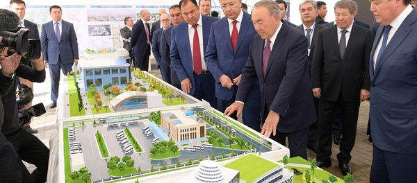Казакстандын президенти Нурсултан Назарбаев Түркестан облусунун социалдык-экономикалык өнүгүүсүн талкуулоо үчүн чогулган миллиардер ишкерлерге шаарда облустук маанидеги заманбап бирден имарат курууну милдеттендирди Казакстандын президенти Нурсултан Назарбаев Түркестан облусунун социалдык-экономикалык өнүгүүсүн талкуулоо үчүн чогулган миллиардер ишкерлерге шаарда облустук маанидеги заманбап бирден имарат курууну милдеттендирди - Sputnik Кыргызстан