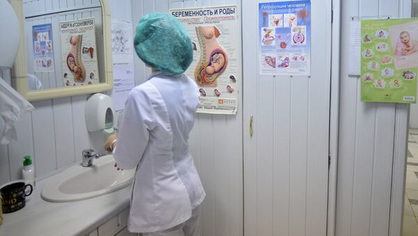 Врач-гинеколог моет руки. Архивное фото - Sputnik Кыргызстан