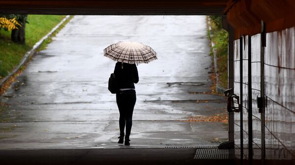 Девушка с зонтом гуляет во время дождя. Архивное фото - Sputnik Кыргызстан