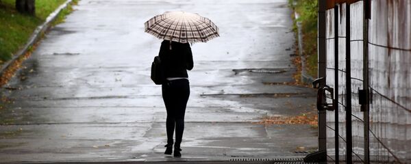 Девушка идет по улице. Архивное фото - Sputnik Кыргызстан