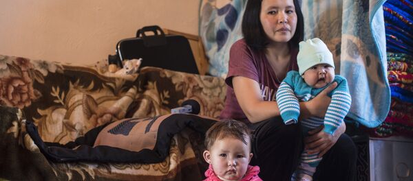 Кыргызстанка Айкерим Жайырбекова с детьми - Sputnik Кыргызстан