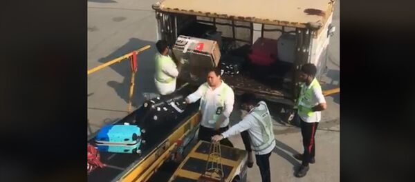 Грузчики швыряют багаж пассажиров в аэропорту Гонконга — соцсети в шоке - Sputnik Кыргызстан