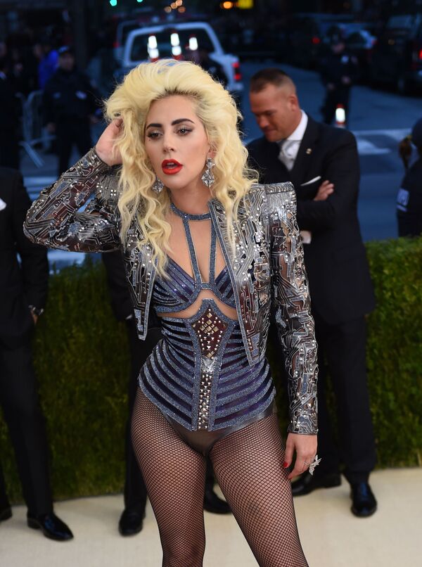 Американская певица, автор песен, продюсер, дизайнер и актриса Леди Гага (Lady Gaga) поразила весь мир своими песнями и образом. Рост Стефани Джоанн Анджелины Джерманотта (так ее зовут на самом деле) — всего 155 сантиметров, весит она 52 килограмма. - Sputnik Кыргызстан