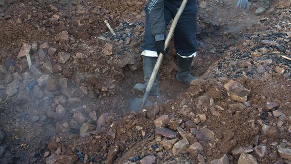 Мужчина роет землю. Архивное фото - Sputnik Кыргызстан