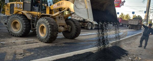Укладка асфальта на одной из улиц Бишкека. Архивное фото - Sputnik Кыргызстан