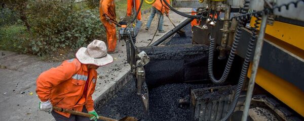 Рабочие во время укладки асфальта на одной из ремонтируемых улиц Бишкека. Архивное фото - Sputnik Кыргызстан