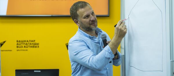 Sputnik агенттигинин коммуникация жана коомчулук менен байланышуу боюнча директору Петр Лидов-Петровский мастер-класс учурунда - Sputnik Кыргызстан