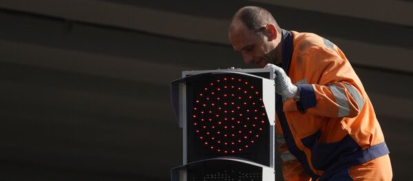 Осмотр светофора в Москве - Sputnik Кыргызстан