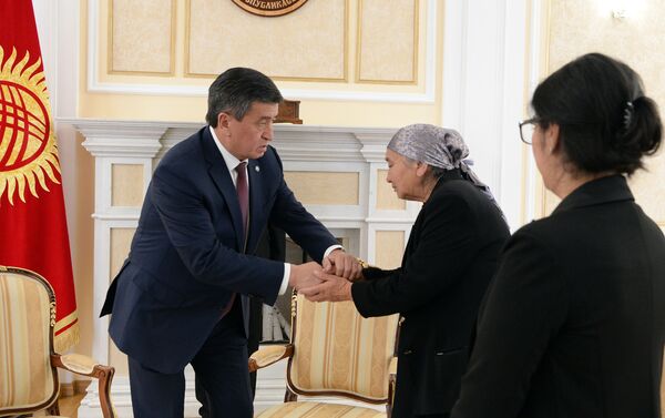 Президент Сооронбай Жээнбеков встретился с родителями и вдовой погибшего в ДТП вице-премьера Темира Джумакадырова - Sputnik Кыргызстан