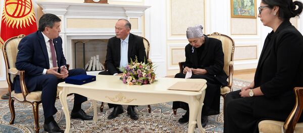 Президент Сооронбай Жээнбеков встретился с родителями и женой Темира Джумакадырова Президент Сооронбай Жээнбеков встретился с родителями и женой Темира Джумакадырова - Sputnik Кыргызстан