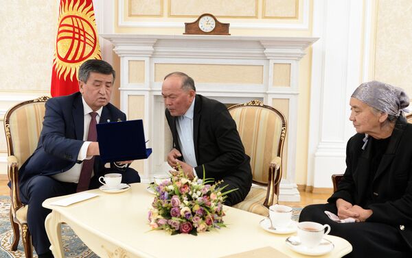 Президент вручил родителям и вдове Джумакадырова почетный знак Организации Договора о коллективной безопасности II степени - Sputnik Кыргызстан