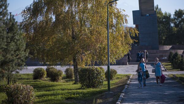 Горожане гуляют в парке имени Дайира Асанова в Бишкеке. Архивное фото - Sputnik Кыргызстан