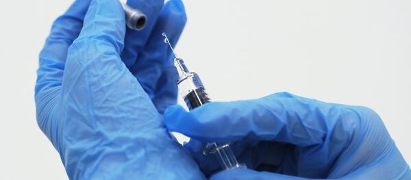 Ийне даярдап жаткан дарыгер. Архив Ийне даярдап жаткан дарыгер. Архив - Sputnik Кыргызстан