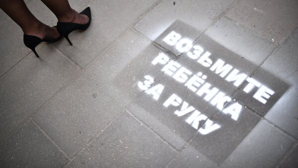Нанесение предупреждающих надписей для пешеходов - Sputnik Кыргызстан