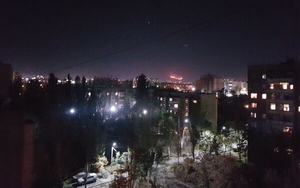 На юго-западе от Бишкека наблюдается большой пожар, сообщил корреспонденту Sputnik Кыргызстан читатель и прислал по WhatsApp каналу фотографии - Sputnik Кыргызстан