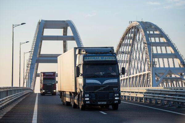 Открытие движения по Крымскому мосту для грузовиков - Sputnik Кыргызстан
