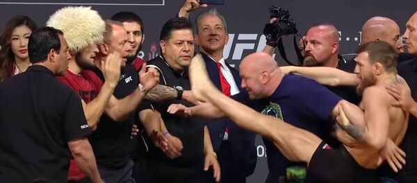 Макгрегор и Нурмагомедов едва не подрались на взвешивании. Видео Макгрегор и Нурмагомедов едва не подрались на взвешивании. Видео - Sputnik Кыргызстан