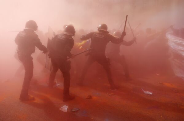 Столкновение полиции с демонстрантами в Барселоне во время акции протеста в связи с первой годовщиной незаконного референдума о независимости Каталонии - Sputnik Кыргызстан