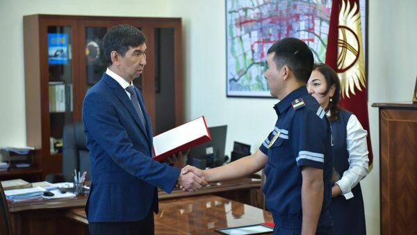 Мэр Бишкека Азиз Суракматов наградил милиционеров спасших подростка от суицида - Sputnik Кыргызстан