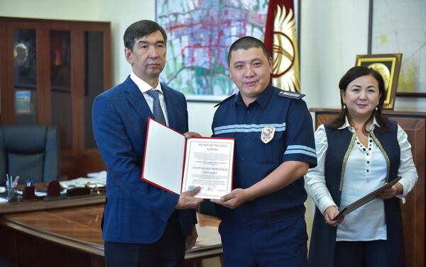 Милиционеры спасли подростка от суицида, мэр Бишкека Азиз Суракматов поблагодарил их за это - Sputnik Кыргызстан