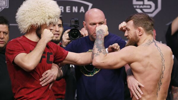Бойцы UFC Хабиб Нурмагомедов и Конора Макгрегора во время взвешивания перед UFC 229. Архивное фото - Sputnik Кыргызстан