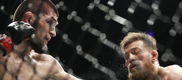 Россиянинин Хабиб Нурмагомедов и ирландец Конор Макгрегор во время боя в рамках турнира UFC 229 в Лас-Вегасе. Архивное фото - Sputnik Кыргызстан
