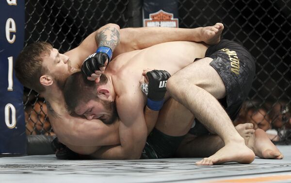 Россиянин Хабиб Нурмагомедов победил ирландца Конора Макгрегора на турнире UFC 229 в Лас-Вегасе - Sputnik Кыргызстан