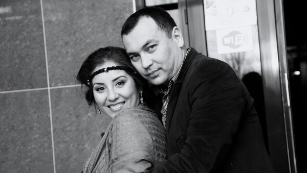 Погибший в ДТП Темир Джумакадыров с супругой Норой Суюналиевой - Sputnik Кыргызстан